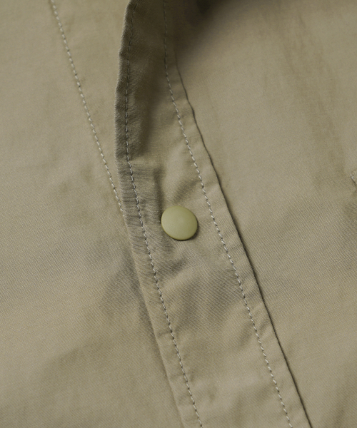 FRIZMWORKS(フリズムワークス)の「NYCO HALF COACH JACKET _ BEIGE(ナイロンジャケット・メンズ・その他・MEDIUM/LARGE/X-LARGE)」の4枚目の写真