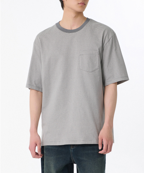 MUSINSA STANDARD（ムシンサスタンダード）の「マイクロストライプリラックスポケットTシャツ[グレー/アイボリー]（Tシャツ/カットソー・メンズ・その他・MEDIUM/LARGE/X-LARGE/XX-LARGE/XXX-LARGE）」の3枚目の写真