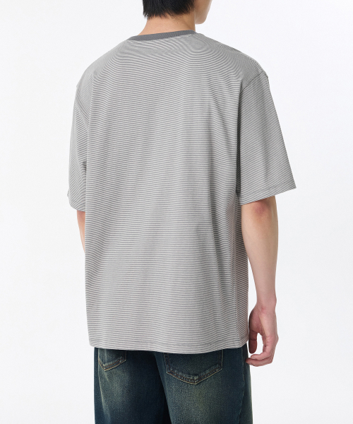 MUSINSA STANDARD（ムシンサスタンダード）の「マイクロストライプリラックスポケットTシャツ[グレー/アイボリー]（Tシャツ/カットソー・メンズ・その他・MEDIUM/LARGE/X-LARGE/XX-LARGE/XXX-LARGE）」の4枚目の写真