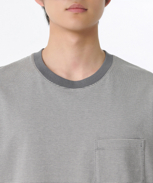 MUSINSA STANDARD（ムシンサスタンダード）の「マイクロストライプリラックスポケットTシャツ[グレー/アイボリー]（Tシャツ/カットソー・メンズ・その他・MEDIUM/LARGE/X-LARGE/XX-LARGE/XXX-LARGE）」の5枚目の写真
