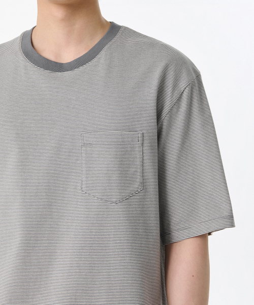 MUSINSA STANDARD（ムシンサスタンダード）の「マイクロストライプリラックスポケットTシャツ[グレー/アイボリー]（Tシャツ/カットソー・メンズ・その他・MEDIUM/LARGE/X-LARGE/XX-LARGE/XXX-LARGE）」の6枚目の写真