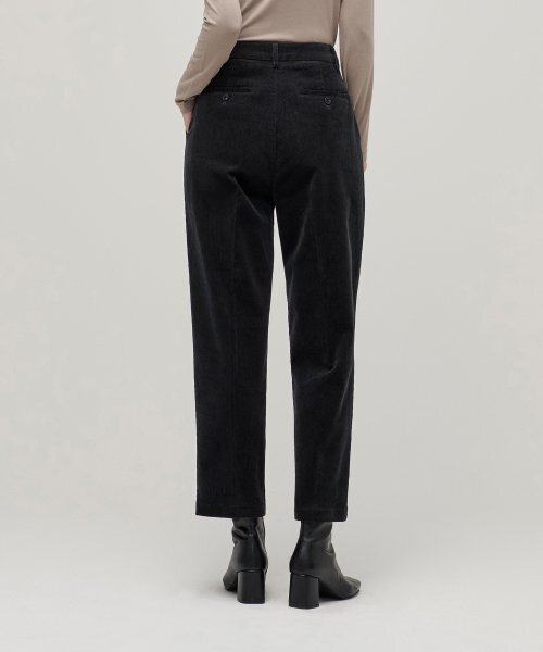 MUSINSA STANDARD WOMAN（ムシンサスタンダードウーマン）の「ウィメンズテーパードコーデュロイパンツ[ダークグレー]（その他パンツ・レディース・その他・30/24/25/26/27/28/29）」の2枚目の写真