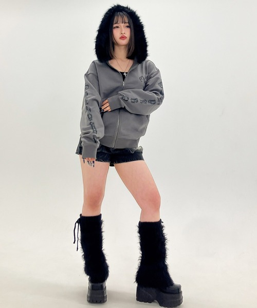 OY(オーワイ)の「『OY/オーワイ』GOTHIC CROSS FAUX FUR HOODIE ZIP UP/ゴシッククロス ファーフードパーカー(パーカー・レディース・ブラック/グレー・M/L)」の20枚目の写真