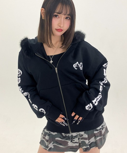 OY(オーワイ)の「『OY/オーワイ』GOTHIC CROSS FAUX FUR HOODIE ZIP UP/ゴシッククロス ファーフードパーカー(パーカー・レディース・ブラック/グレー・M/L)」の4枚目の写真