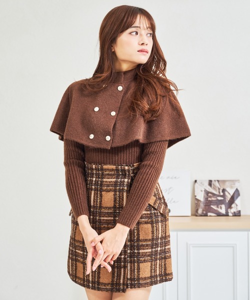 MISCH MASCH(ミッシュマッシュ)の「ZOZO限定 金ボタンケープ2wayニット(ニット/セーター・レディース・ブラウン/ホワイト・フリ-)」の2枚目の写真