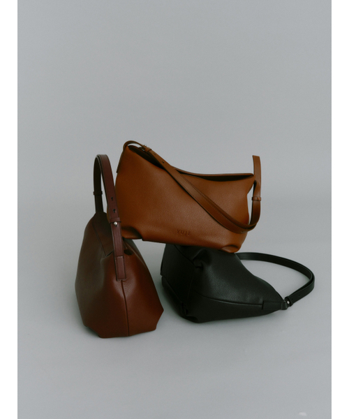 Yuje(ユジェ)の「LOUNA MIDDLE BAG (3color)(ショルダーバッグ・レディース・ブラック/ブラウン/Wine・FREE)」の4枚目の写真