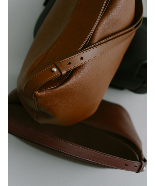 Yuje(ユジェ)の「LOUNA MIDDLE BAG (3color)(ショルダーバッグ・レディース・ブラック/ブラウン/Wine・FREE)」の5枚目の写真