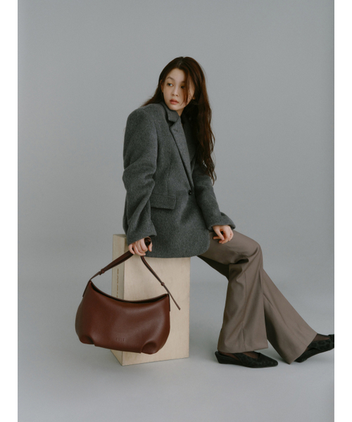 Yuje(ユジェ)の「LOUNA MIDDLE BAG (3color)(ショルダーバッグ・レディース・ブラック/ブラウン/Wine・FREE)」の6枚目の写真