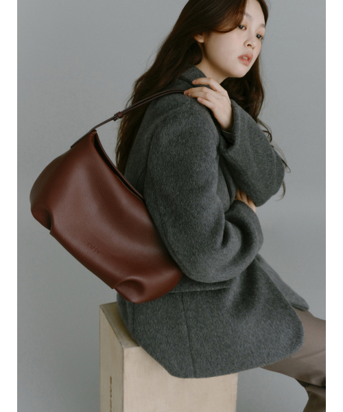 Yuje(ユジェ)の「LOUNA MIDDLE BAG (3color)(ショルダーバッグ・レディース・ブラック/ブラウン/Wine・FREE)」の7枚目の写真