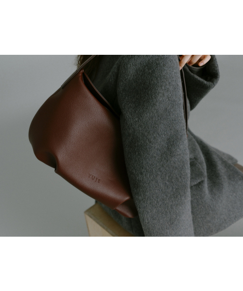 Yuje(ユジェ)の「LOUNA MIDDLE BAG (3color)(ショルダーバッグ・レディース・ブラック/ブラウン/Wine・FREE)」の8枚目の写真