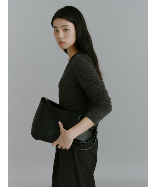 Yuje(ユジェ)の「LOUNA MIDDLE BAG (3color)(ショルダーバッグ・レディース・ブラック/ブラウン/Wine・FREE)」の9枚目の写真