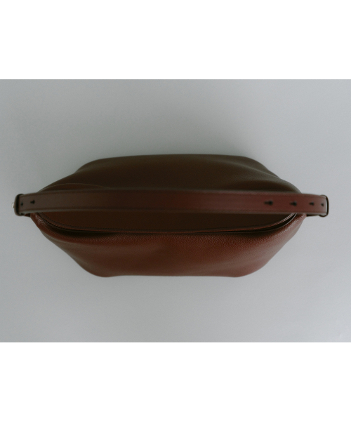 Yuje(ユジェ)の「LOUNA MIDDLE BAG (3color)(ショルダーバッグ・レディース・ブラック/ブラウン/Wine・FREE)」の16枚目の写真