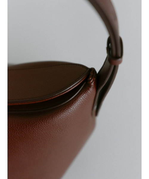 Yuje(ユジェ)の「LOUNA MIDDLE BAG (3color)(ショルダーバッグ・レディース・ブラック/ブラウン/Wine・FREE)」の17枚目の写真