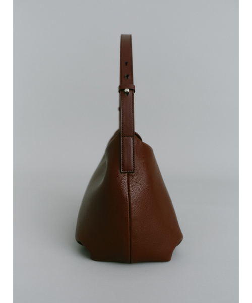 Yuje(ユジェ)の「LOUNA MIDDLE BAG (3color)(ショルダーバッグ・レディース・ブラック/ブラウン/Wine・FREE)」の18枚目の写真