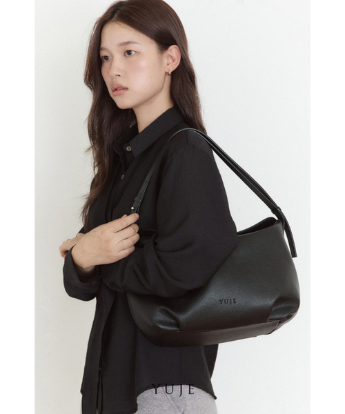 Yuje(ユジェ)の「LOUNA MIDDLE BAG (3color)(ショルダーバッグ・レディース・ブラック/ブラウン/Wine・FREE)」の20枚目の写真
