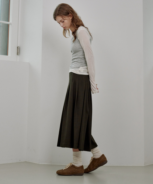 LOSSYROW(ロッシロー)の「Midi Pleated Skirt Khaki(スカート・レディース・カーキ・SMALL/MEDIUM)」の2枚目の写真