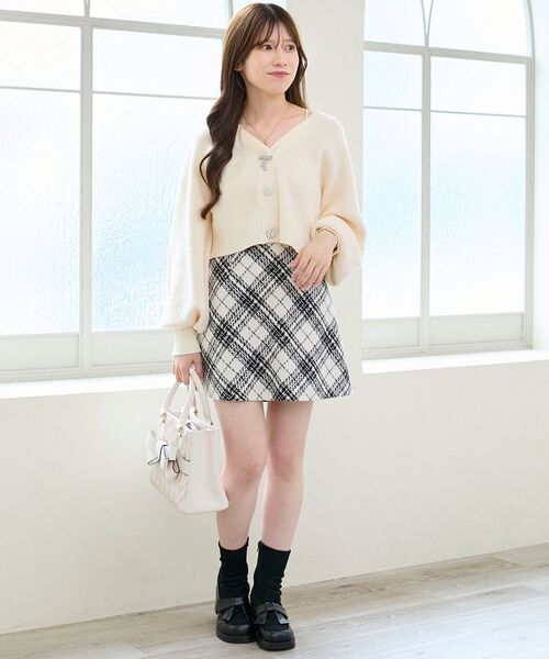 MAJESTIC LEGON（マジェスティックレゴン）の「キラキラモチーフビジューボタンカーデ（カーディガン/ボレロ・レディース・アイボリー/ピンク/ライトグリーン/ブルー・MEDIUM）」の7枚目の写真