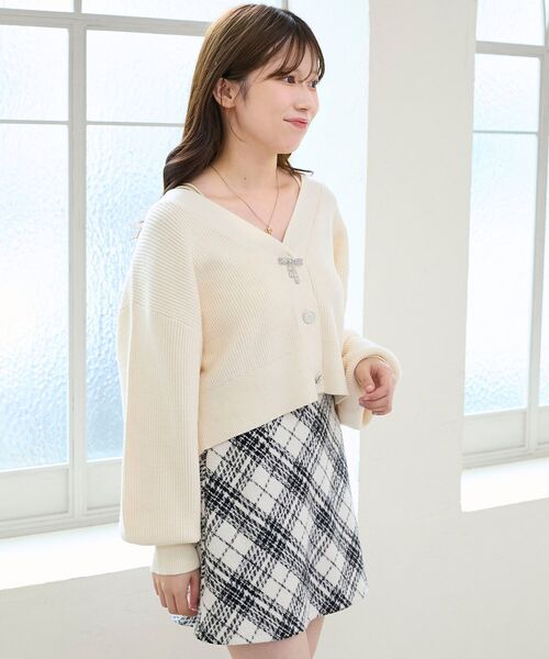 MAJESTIC LEGON（マジェスティックレゴン）の「キラキラモチーフビジューボタンカーデ（カーディガン/ボレロ・レディース・アイボリー/ピンク/ライトグリーン/ブルー・MEDIUM）」の11枚目の写真