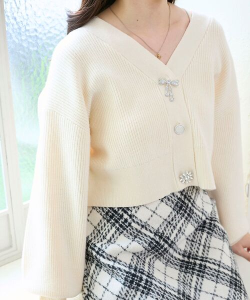 MAJESTIC LEGON（マジェスティックレゴン）の「キラキラモチーフビジューボタンカーデ（カーディガン/ボレロ・レディース・アイボリー/ピンク/ライトグリーン/ブルー・MEDIUM）」の13枚目の写真