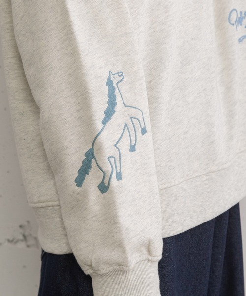 POU DOU DOU（プードゥドゥ）の「HORSE刺繍zipあき裏毛プルオーバー（スウェット・レディース・オートミール/ブルー/ネイビー・3）」の6枚目の写真