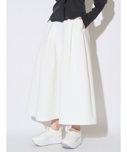 ELENDEEK（エレンディーク）の「ジャージータックフレアスカート（スカート・レディース・グレー/オフホワイト・01/02）」の2枚目の写真