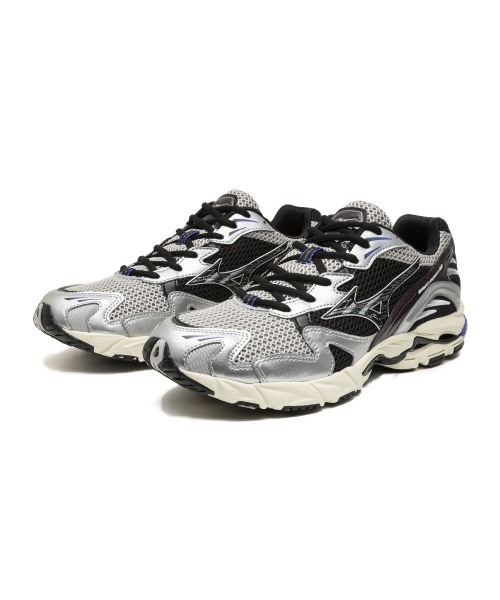 MIZUNO（ミズノ　）の「MIZUNO WAVE RIDER 10（ミズノ ウエーブライダー 10）（スニーカー・メンズ・シルバー系2/シルバー系・23cm/23.5cm/24cm/24.5cm/25cm/25.5cm/26cm/26.5cm/27cm/27.5cm/28cm/28.5cm/29cm/29.5cm/30cm）」の2枚目の写真