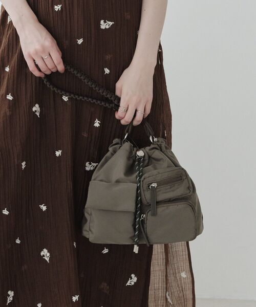 Green Parks(グリーンパークス)の「【10ポケBag】収納アドバイザー監修ショルダーバッグ 500mlボトル収納可能(ショルダーバッグ・レディース・アイボリー/ブラック/カーキ系1/ブルー/ライトグレー/ブラウン/グリーン系その他3/レオパード/ベージュ/レッド/ピンク/カーキ・FREE)」の6枚目の写真