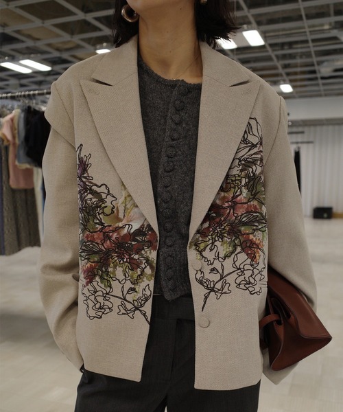 Ameri（アメリ）の「PIXEL FLOWER PRINT SHORT JACKET（テーラードジャケット・レディース・ブラック/ベージュ・SMALL/MEDIUM）」の2枚目の写真