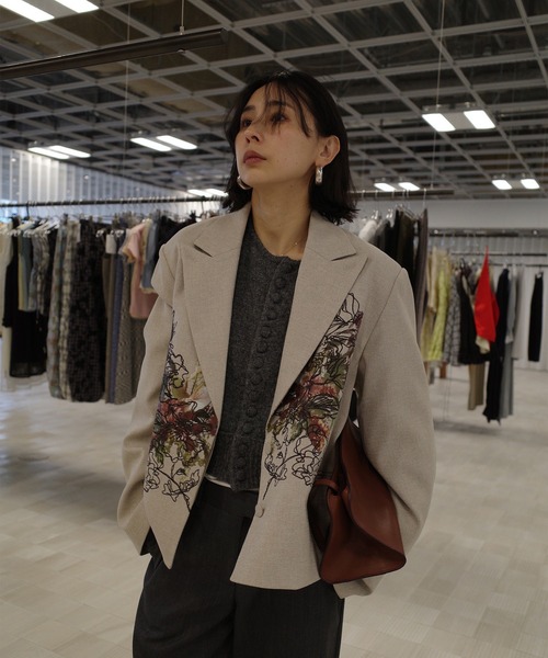 Ameri（アメリ）の「PIXEL FLOWER PRINT SHORT JACKET（テーラードジャケット・レディース・ブラック/ベージュ・SMALL/MEDIUM）」の4枚目の写真