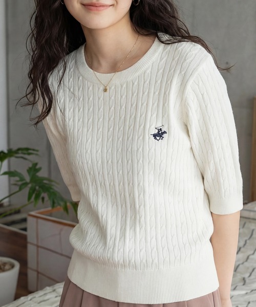 BEVERLY HILLS POLO CLUB(ビバリーヒルズポロクラブ)の「【Bevery Hills Polo Club/ビバリーヒルズ ポロクラブ】ワンポイント刺繍 ケーブル編み 半袖 ニット(ニット/セーター・レディース・アイボリー/ブルー・M)」の2枚目の写真