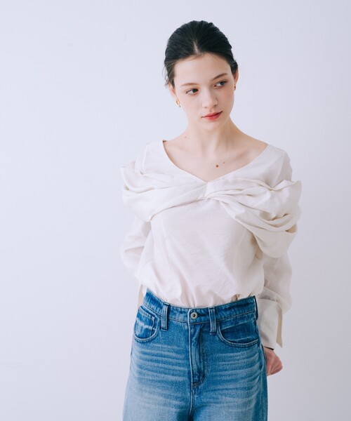 SELFIST(セルフィスト)の「クロスリボンモチーフブラウス 春服 夏服 リボン フェミニン きれいめ 大人(シャツ/ブラウス・レディース・ブラック/オフホワイト・フリー)」の4枚目の写真