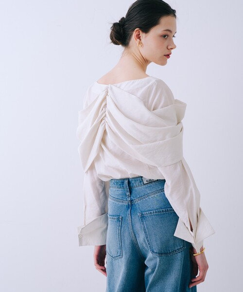 SELFIST(セルフィスト)の「クロスリボンモチーフブラウス 春服 夏服 リボン フェミニン きれいめ 大人(シャツ/ブラウス・レディース・ブラック/オフホワイト・フリー)」の5枚目の写真