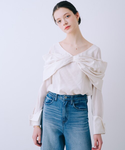 SELFIST(セルフィスト)の「クロスリボンモチーフブラウス 春服 夏服 リボン フェミニン きれいめ 大人(シャツ/ブラウス・レディース・ブラック/オフホワイト・フリー)」の6枚目の写真