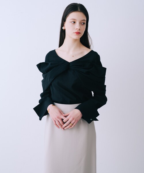 SELFIST(セルフィスト)の「クロスリボンモチーフブラウス 春服 夏服 リボン フェミニン きれいめ 大人(シャツ/ブラウス・レディース・ブラック/オフホワイト・フリー)」の8枚目の写真