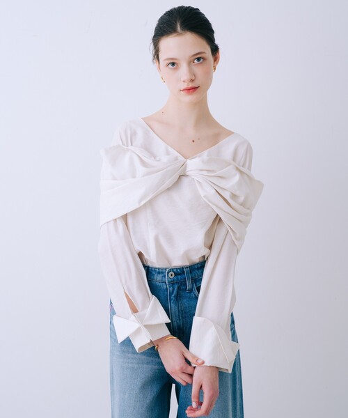 SELFIST(セルフィスト)の「クロスリボンモチーフブラウス 春服 夏服 リボン フェミニン きれいめ 大人(シャツ/ブラウス・レディース・ブラック/オフホワイト・フリー)」の7枚目の写真