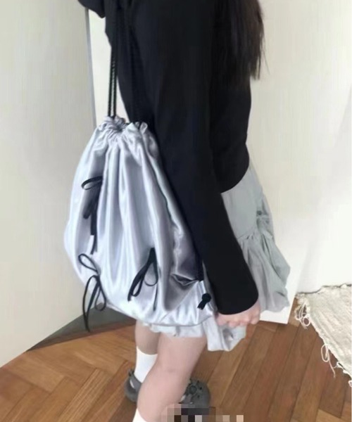 Nia（ニア）の「Nia(ニア)/【サテン素材】リボン付きナップサック（バックパック/リュック・レディース・グレー/ブラック/アイボリー・FREE）」の4枚目の写真