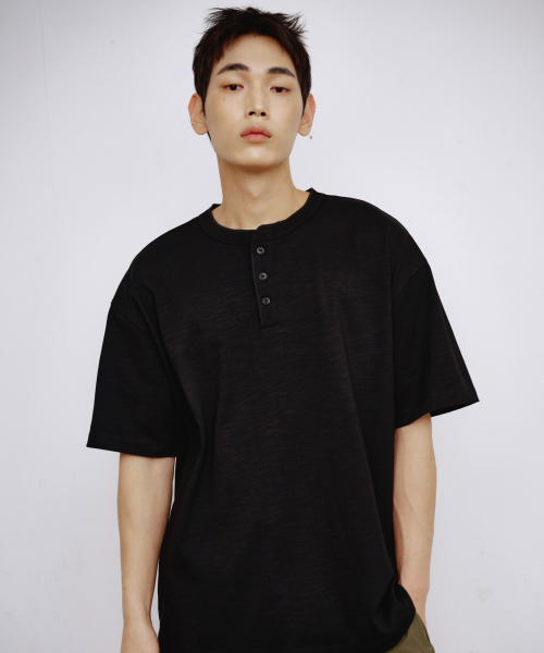 KALAPATTHAR(カラパタール)の「HENLEY NECK SHORT-SLEEVED T-SHIRT - BLACK(Tシャツ/カットソー・メンズ・その他・MEDIUM/LARGE/X-LARGE)」の1枚目の写真