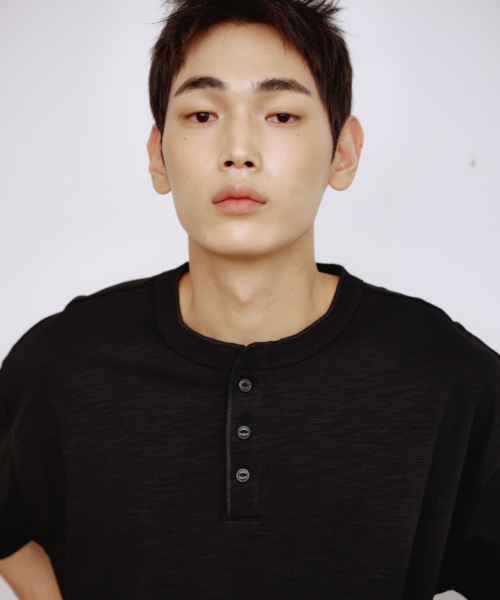 KALAPATTHAR(カラパタール)の「HENLEY NECK SHORT-SLEEVED T-SHIRT - BLACK(Tシャツ/カットソー・メンズ・その他・MEDIUM/LARGE/X-LARGE)」の2枚目の写真