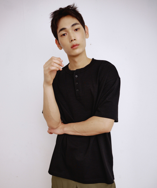 KALAPATTHAR(カラパタール)の「HENLEY NECK SHORT-SLEEVED T-SHIRT - BLACK(Tシャツ/カットソー・メンズ・その他・MEDIUM/LARGE/X-LARGE)」の3枚目の写真