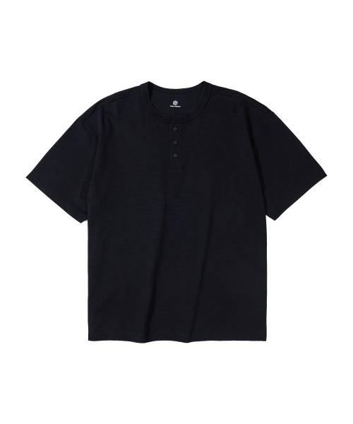 KALAPATTHAR(カラパタール)の「HENLEY NECK SHORT-SLEEVED T-SHIRT - BLACK(Tシャツ/カットソー・メンズ・その他・MEDIUM/LARGE/X-LARGE)」の4枚目の写真