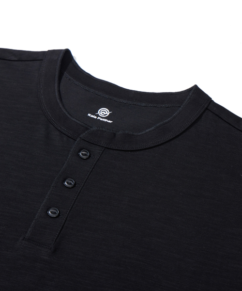 KALAPATTHAR(カラパタール)の「HENLEY NECK SHORT-SLEEVED T-SHIRT - BLACK(Tシャツ/カットソー・メンズ・その他・MEDIUM/LARGE/X-LARGE)」の6枚目の写真
