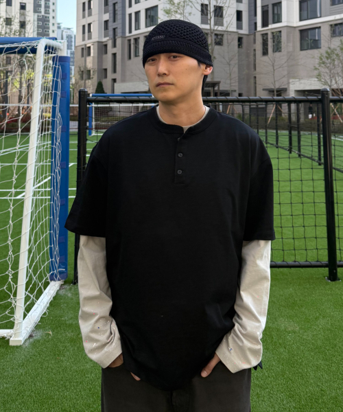 KALAPATTHAR(カラパタール)の「HENLEY NECK SHORT-SLEEVED T-SHIRT - BLACK(Tシャツ/カットソー・メンズ・その他・MEDIUM/LARGE/X-LARGE)」の9枚目の写真