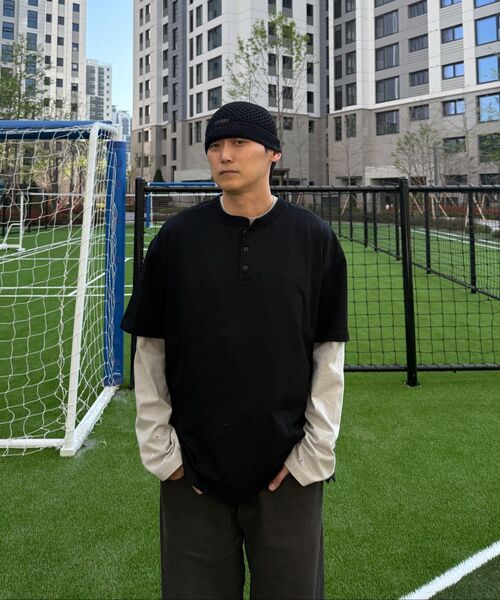KALAPATTHAR(カラパタール)の「HENLEY NECK SHORT-SLEEVED T-SHIRT - BLACK(Tシャツ/カットソー・メンズ・その他・MEDIUM/LARGE/X-LARGE)」の10枚目の写真