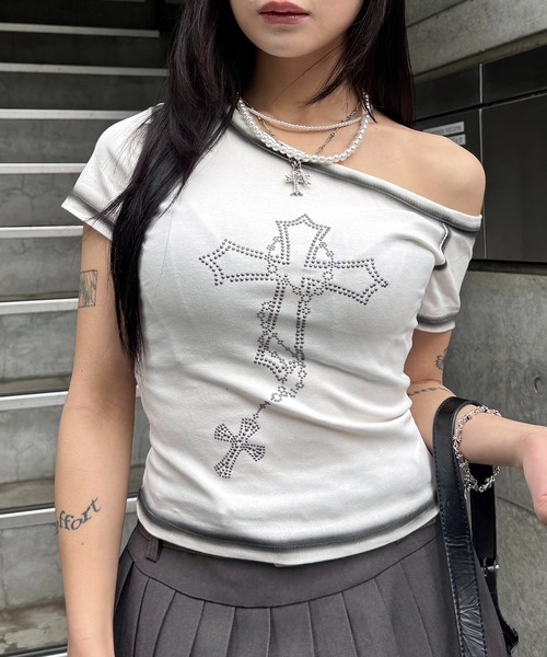 lilful(リルフル)の「【26年春夏新作】Y2K クロスプリント グラデーション ワンショルダートップス(Tシャツ/カットソー・レディース・グレー/ブラック/ホワイト・F)」の2枚目の写真