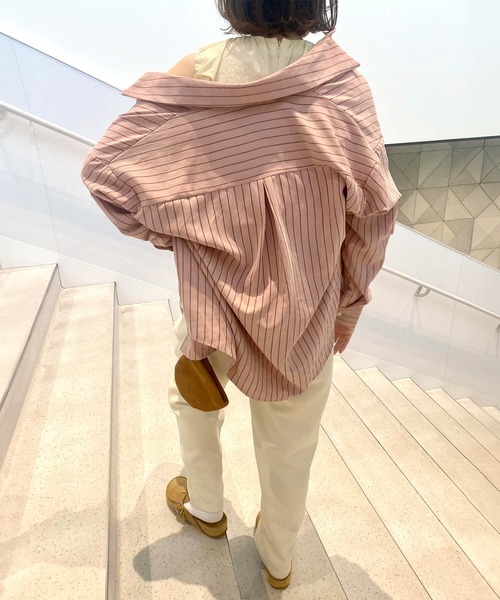 ISOOK(アイスー)の「ピーチスキンストライプシャツ(kiharu select) / 長袖 ブラウス オーバー ルーズ 青シャツ(シャツ/ブラウス・レディース・ライトブルー/ピンク・FREE)」の2枚目の写真