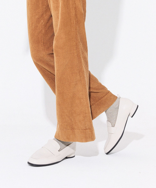 SPUR（シュプール）の「[ニューカラーシルバー] Rizy Stitch Minimal クラシックローファー 2.5cm -UA9051 (3color)（ローファー・レディース・ブラック/アイボリー/シルバー・22.5cm/23cm/23.5cm/24.5cm/24cm/25cm）」の5枚目の写真