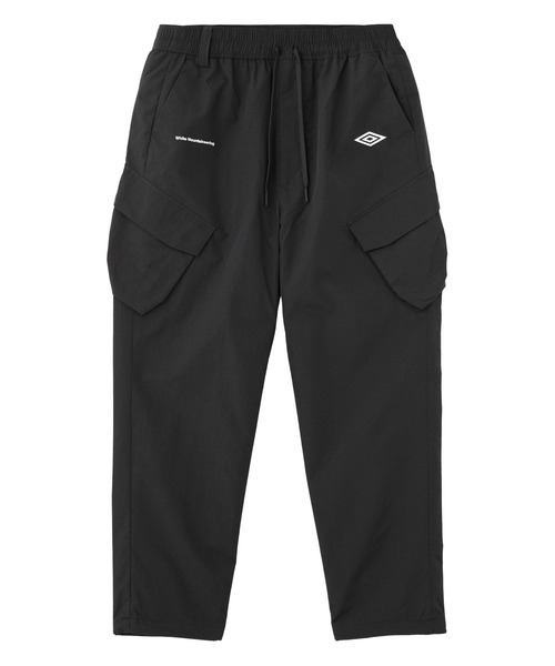 WHITE MOUNTAINEERING(ホワイトマウンテニアリング)の「WHITE MOUNTAINEERING × UMBRO EASY CARGO PANTS WM2573418(カーゴパンツ・メンズ・ブラック・2)」の1枚目の写真