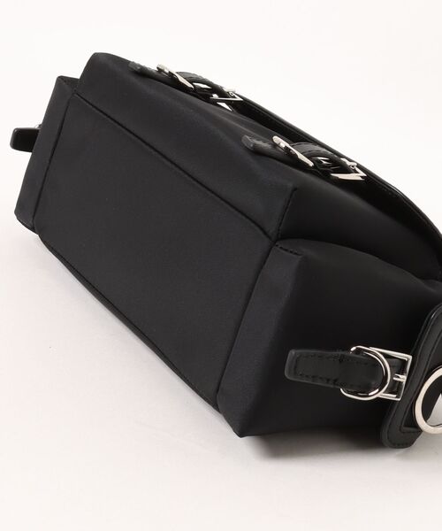 CHARLES & KEITH(チャールズ & キース)の「Levy レヴィー ナイロン バックル クロスボディバッグ(ボディバッグ/ウエストポーチ・レディース・スミクロ/オートミール・S)」の13枚目の写真