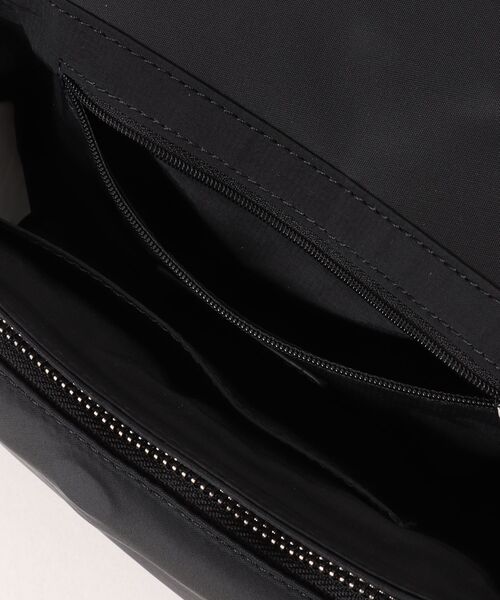 CHARLES & KEITH(チャールズ & キース)の「Levy レヴィー ナイロン バックル クロスボディバッグ(ボディバッグ/ウエストポーチ・レディース・スミクロ/オートミール・S)」の12枚目の写真