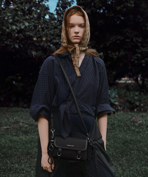 CHARLES & KEITH(チャールズ & キース)の「Levy レヴィー ナイロン バックル クロスボディバッグ(ボディバッグ/ウエストポーチ・レディース・スミクロ/オートミール・S)」の20枚目の写真